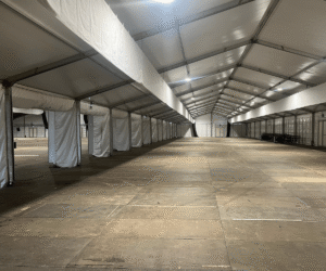 Stroomvoorziening voor noodgebouw